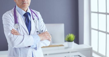 Parlak ofisinde gülümseyen bir doktorun portresi.