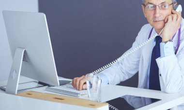 Tıp fakültesinde oturan kıdemli doktorun portresi.