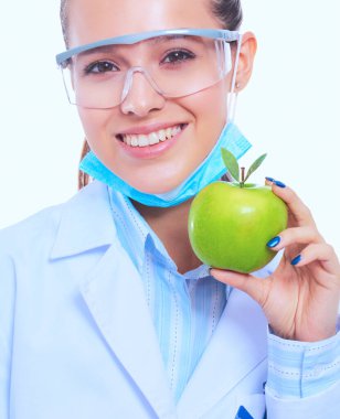 Yeşil elmalı gülümseyen kadın doktor.