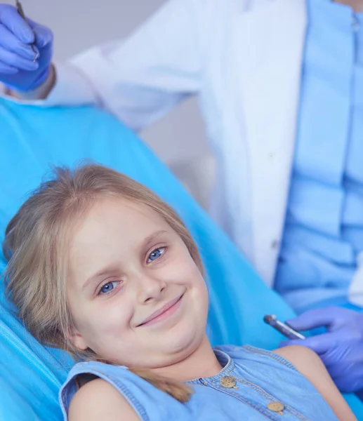 Niña sentada en el consultorio de dentistas. —  Fotos de Stock