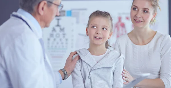 Klein meisje met haar moeder op consult bij een dokter — Stockfoto