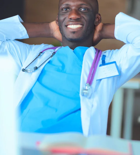 Medico afroamericano in ufficio moderno — Foto Stock