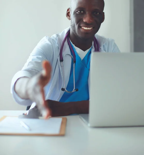 Maschio medico stretta di mano al suo paziente in ufficio medico — Foto Stock