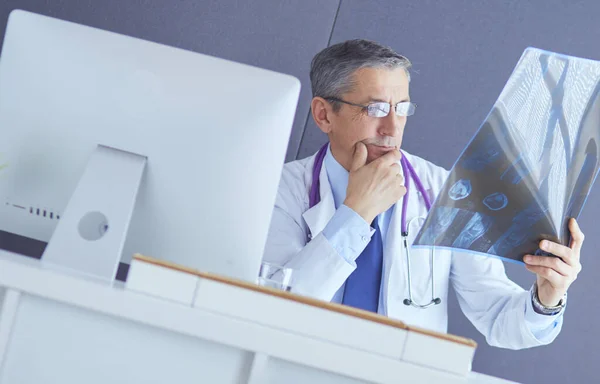 Gros plan du médecin masculin tenant une image radiographique ou roentgen — Photo