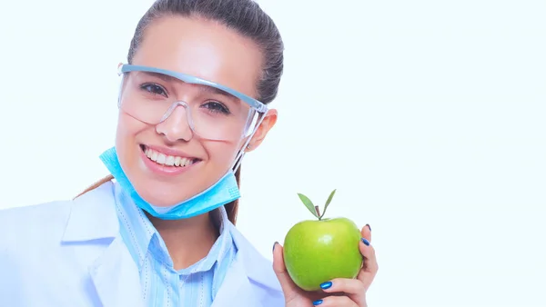 Mulher sorridente médico com uma maçã verde — Fotografia de Stock