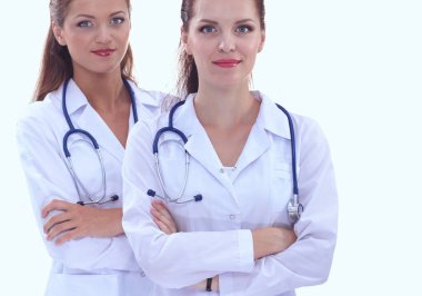 İki genç kadın doktor, hastanede duruyor.