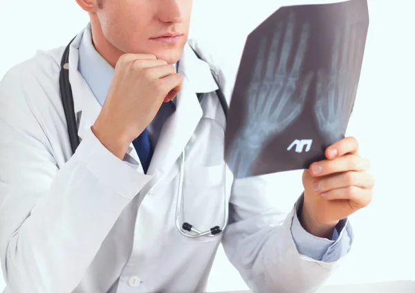 Doctor mirando rayos X sobre fondo blanco — Foto de Stock