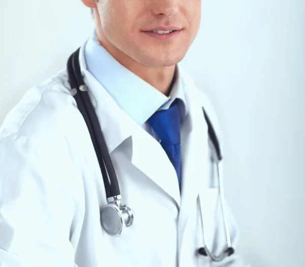 Portrait de jeune médecin avec stéthoscope isolé sur blanc — Photo