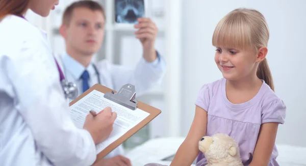 Petite fille et jeune médecin à l'hôpital ayant un examen — Photo