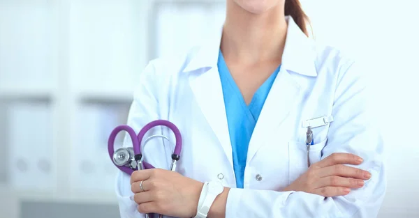 Portrait de jeune femme médecin avec manteau blanc debout à l'hôpital — Photo