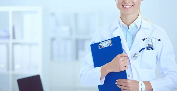 Ärztin steht mit Ordner im Krankenhaus — Stockfoto