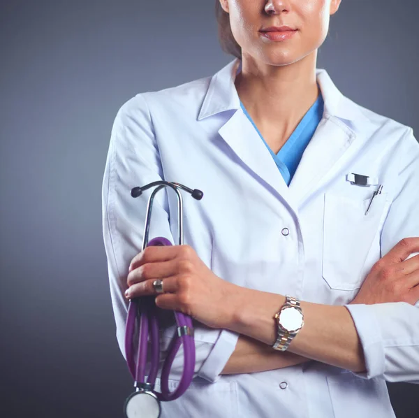 Portrét mladé doktorky držící stetoskop, izolovaný na černém pozadí — Stock fotografie