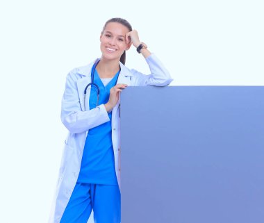 Boş reklam panosu olan bir kadın doktor. Kadın doktor