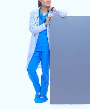 Boş reklam panosu olan bir kadın doktor..