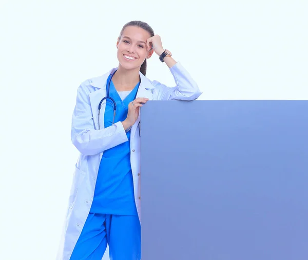 Una doctora con una cartelera en blanco. Mujer doctora —  Fotos de Stock