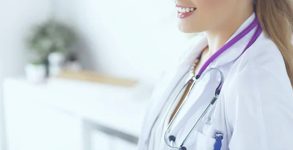 Усміхнена жінка-лікар з медичним стетоскопом в однорідному положенні — стокове фото