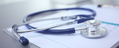 Tıbbi ekipman: Beyaz arka planda mavi steteskop ve tablet. Tıbbi ekipman