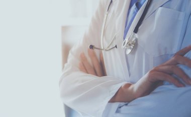 Çekici bir kadın doktorun röntgen sonuçlarına bakması..