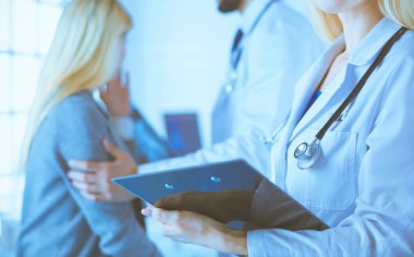 Yakışıklı erkek doktor, muayenehanesinde kısırlık konusunda bir çifte danışmanlık yapıyor.