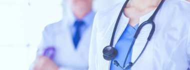 Hastane Kaza ve Acil Servis 'te duran bir grup doktor ve hemşire