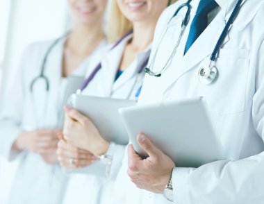 Beyaz arka planda izole edilmiş bir doktor, kadın ve erkek.