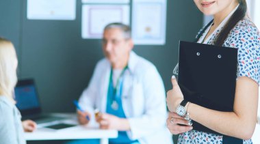 Doktor ve hasta masada otururken bir şey tartışıyorlar. İlaç ve sağlık hizmetleri kavramı