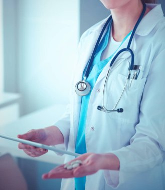 Doktorların ellerinde haplar ve tablet tutarken yakın plan çekimleri..