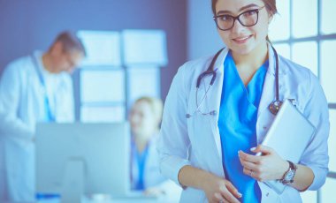 Hastane lobisinde tablet bilgisayar kullanan kadın doktor.