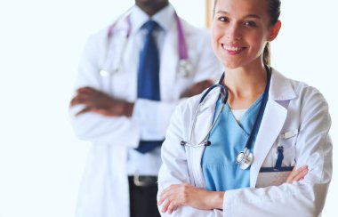 İçerde üniforması olan gülümseyen bir kadın doktor..