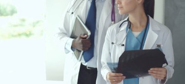 Doktorlar bir metastazda röntgen analizi yapıyor. Doktorlar.