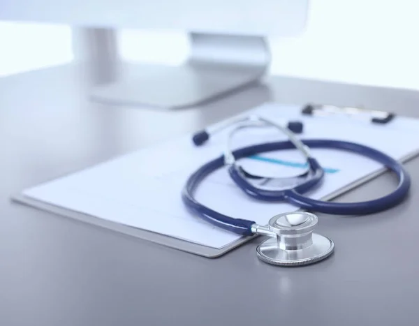 Tıbbi ekipman: Beyaz arka planda mavi steteskop ve tablet. Tıbbi ekipman — Stok fotoğraf