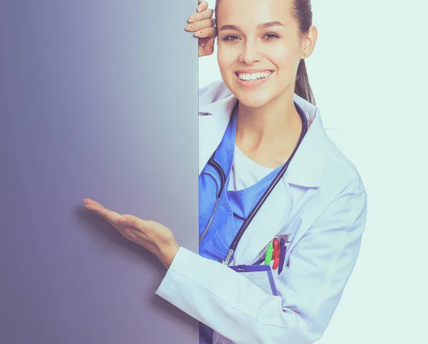 Une femme médecin avec un panneau blanc. Femme médecin — Photo