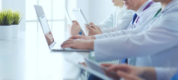 Equipe médica sentada e discutindo à mesa — Fotografia de Stock