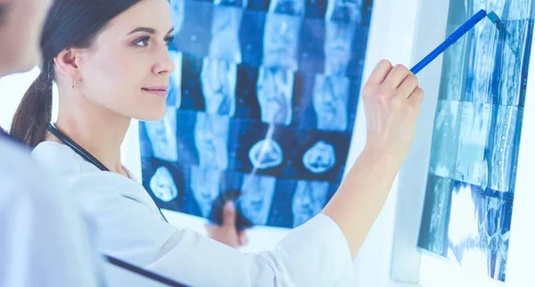 Дві жінки-лікарі вказують на рентгенівські промені в лікарні — стокове фото