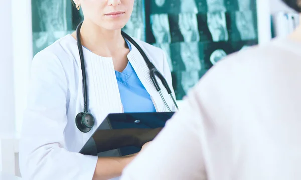Medisch consult in een ziekenhuis. Arts luisteren naar een patiënt problemen — Stockfoto