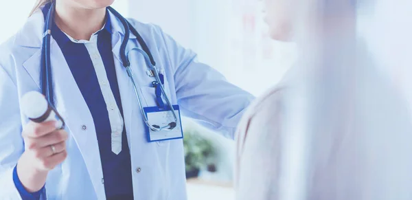 Arzt und Patient diskutieren etwas, während sie am Tisch sitzen. Medizin und Gesundheitskonzept — Stockfoto