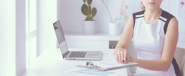 Nahaufnahme Porträt einer freundlichen Ärztin mit Stethoskop, die in die Kamera lächelt. — Stockfoto