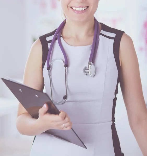 Portrait de femme médecin amicale avec stéthoscope et tablette dans les mains. — Photo