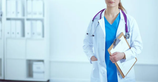 Doctora y paciente sentadas en el escritorio del hospital. Mujer doctor — Foto de Stock