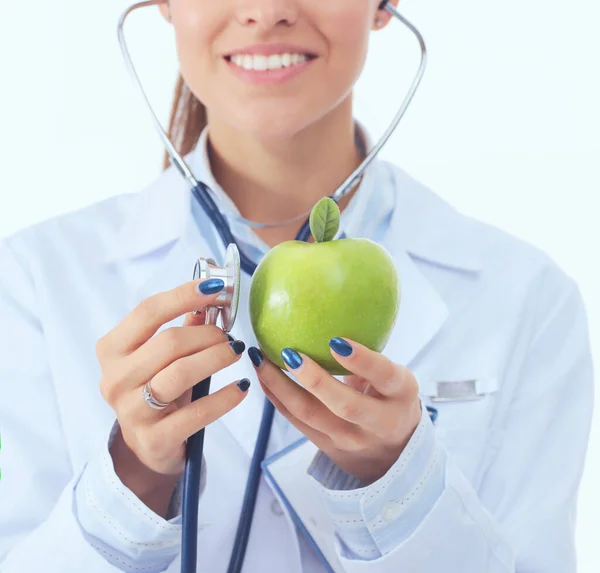 Жінка-лікар, яка вивчає яблуко зі стетоскопом. Жінка лікарі — стокове фото