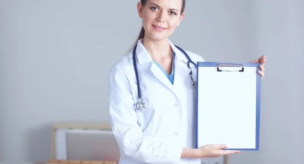 微笑的女医生，穿着制服站着的文件夹微笑的女医生 — 图库照片