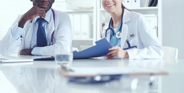 Deux jeunes gens souriants heureux serrant la main au bureau. Médecins. Travail d'équipe — Photo