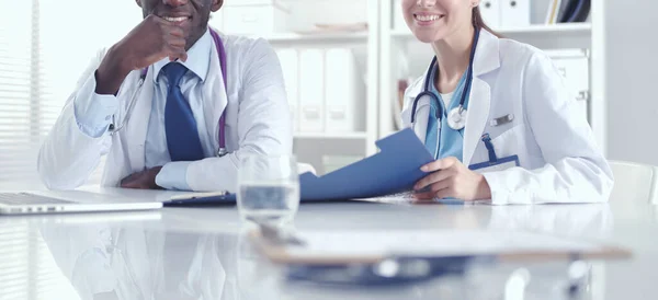 Due giovani medici felici sorridenti che stringono la mano in ufficio. Dottori. Lavoro di squadra — Foto Stock