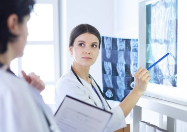 Hastanede röntgen çeken iki kadın doktor