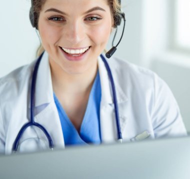 Kliniği Resepsiyon masasında çalışan genç pratisyen doktor o telefon görüþmesi ve randevuları zamanlama