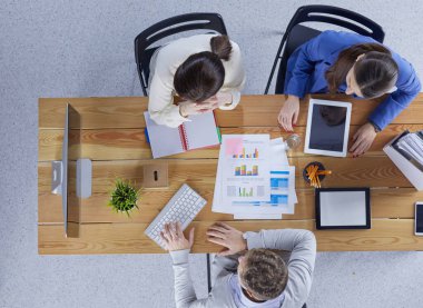 office toplantısında konuşurken mutlu iş adamları