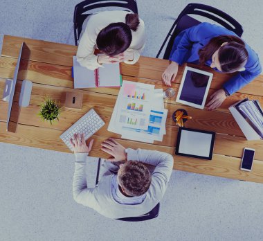 office toplantısında konuşurken mutlu iş adamları
