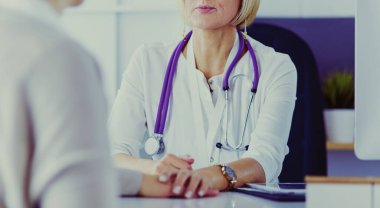 doktor hastane koridorunda tekerlekli bir hastaya bakıp gülümsüyor