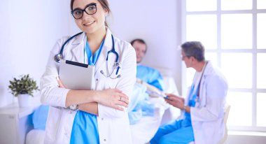 Hastane lobisinde tablet bilgisayar kullanan kadın doktor.