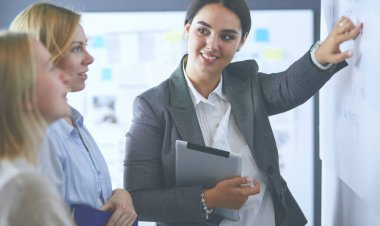 İş, eğitim ve ofis konsepti - yönetim kurulu ile iş ekibi bir şey tartışıyor.